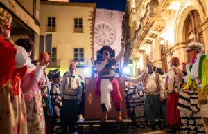 La rua de Carnaval torna a lluir pels carrers de Valls